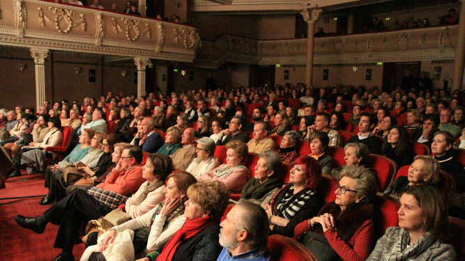 Numerosas personas disfrutan de una actuación en el Gran Teatro.