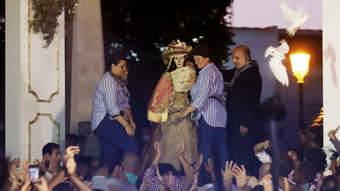 Las Camaristas retiran el pañito de la Virgen del Rocío a su llegada al templete del Alto del Molinillo.
