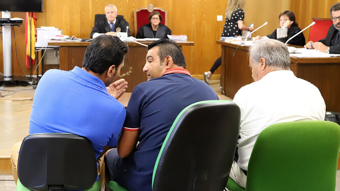 Mikel C.M. traslada a su hermano Fernando (a la derecha) la pregunta del magistrado.