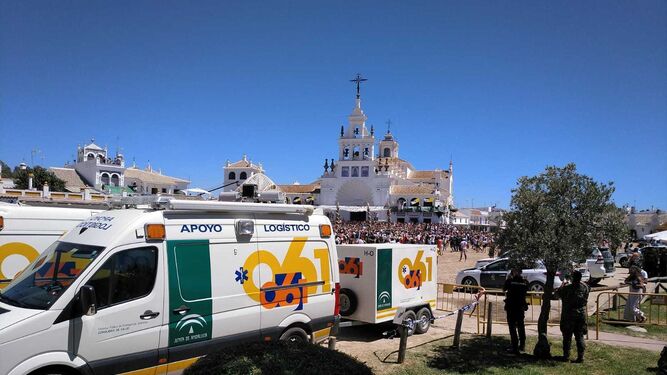 Dos ambulancias del 061 hacen guardia junto a la explanada de la Ermita de la Virgen del Rocío.