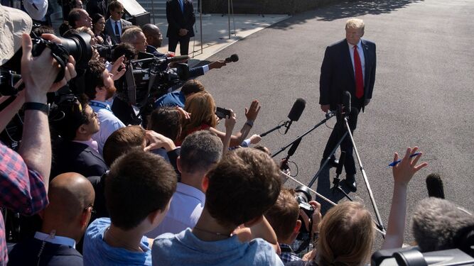 El presidente de los Estados Unidos Donald Trump pasa ante los medios de comunicación.