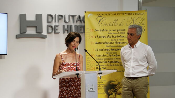 La coreógrafa Isabel Vázquez, responsable del espectáculo ‘Laika’, junto al diputado José Manuel Alfaro, en la presentación del programa ‘Atrévete’.