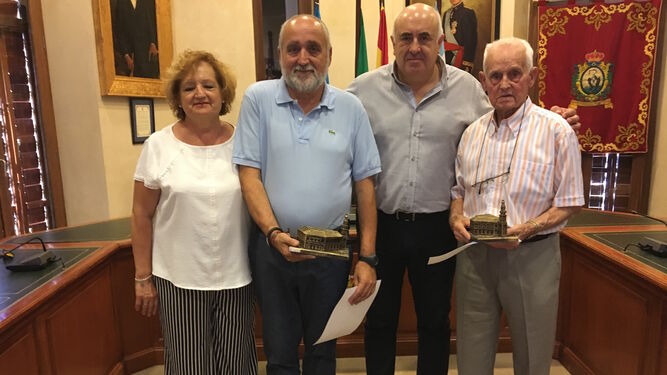 El alcalde de Nerva junto a la familia Varet Vázquez y Francisco Charneco Burguillos, que han sido homenajeados.