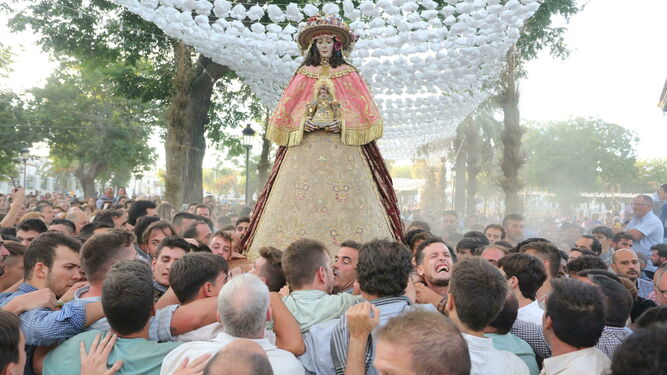 La Virgen del Rocío a su llegada a Almonte después del traslado desde la aldea.
