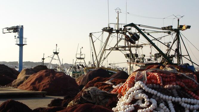 Redes apiladas de los barcos pesqueros en Punta Umbría.