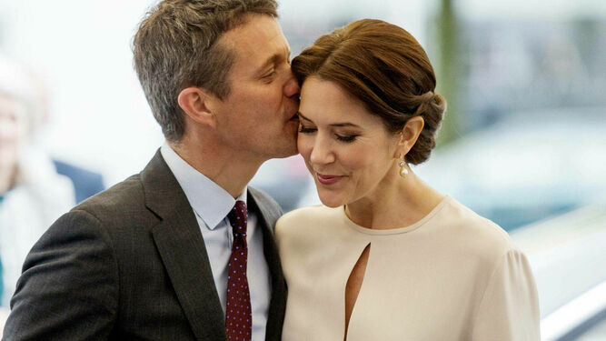 Federico de Dinamarca besa tiernamente a su esposa, Mary Donaldson.