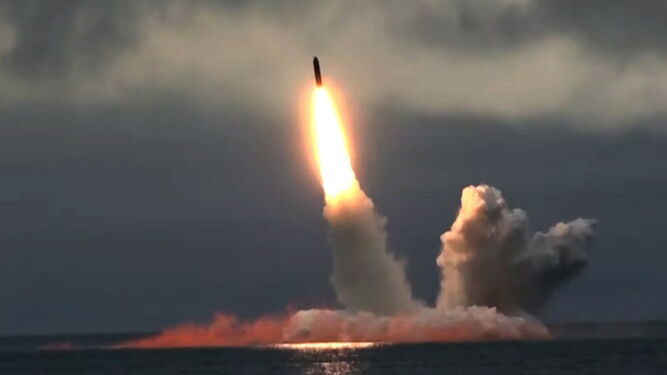 Lanzamiento del misil balístico intercontinental 'Bulavá' desde un submarino.