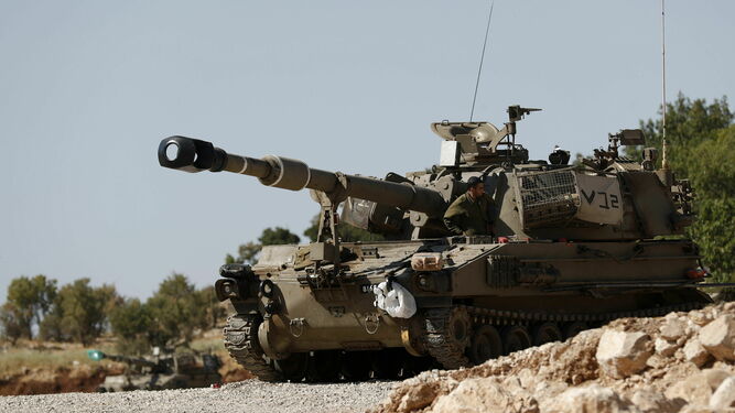 Un tanque israelí desplegado en la frontera.