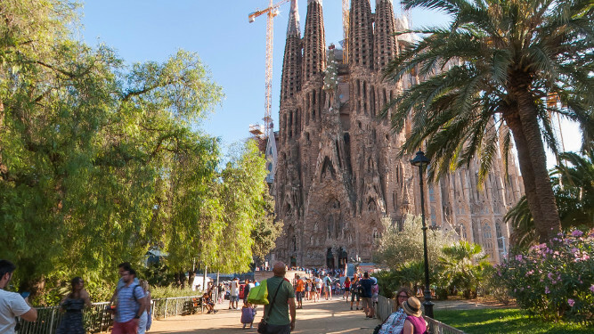La plaza Gaudí de Barcelona, con la Sagrada Familia al fondo.