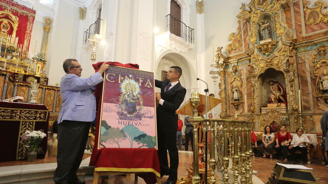 Bienvenido González y Jesús García Osorno en el momento de descubrir el cartel.