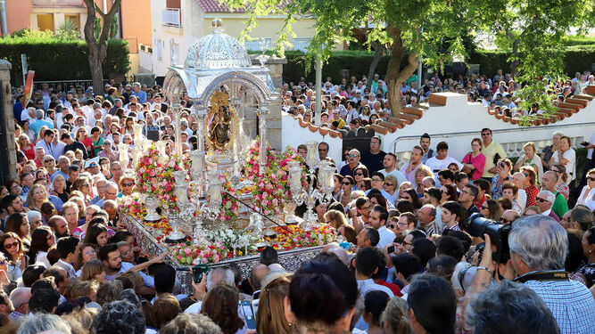 Cientos de onubenses acompañan a la Virgen de la Cinta en su bajada hacia la Catedral.