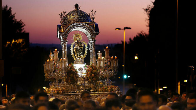 La Virgen de la Cinta en su procesión hasta la Catedral de Huelva.