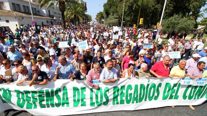 Los regantes del Condado recorren las calles de Huelva reclamando agua para los regadíos.