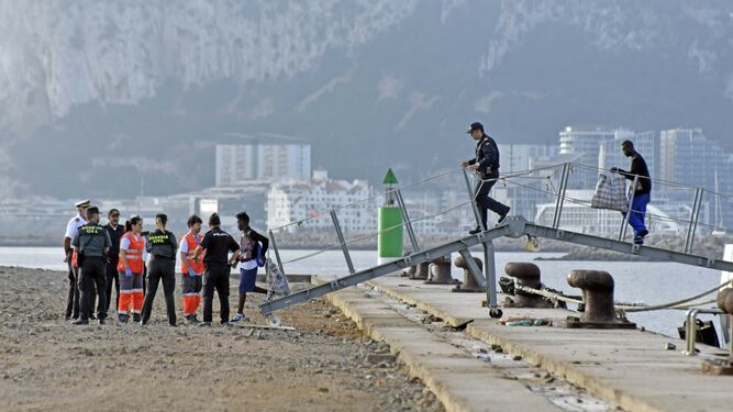 Los 15 inmigrantes  del 'Open Arms' solicitarán ahora asilo en España