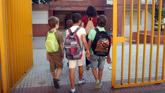 Los pequeños en la entrada del Colegio Federico García Lorca.