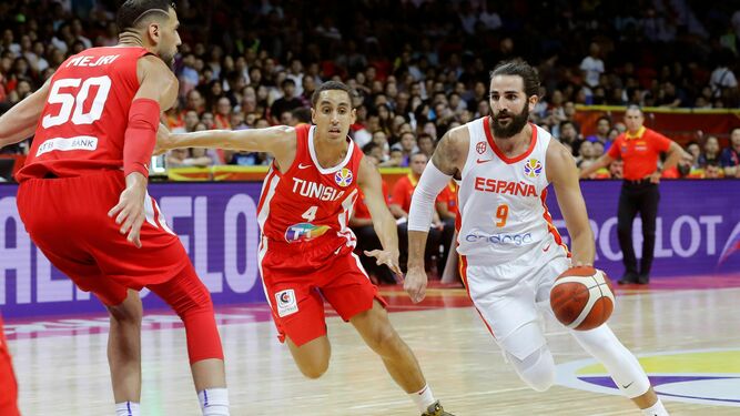 El base español Ricky Rubio y el pívot tunecino Salah Mejri