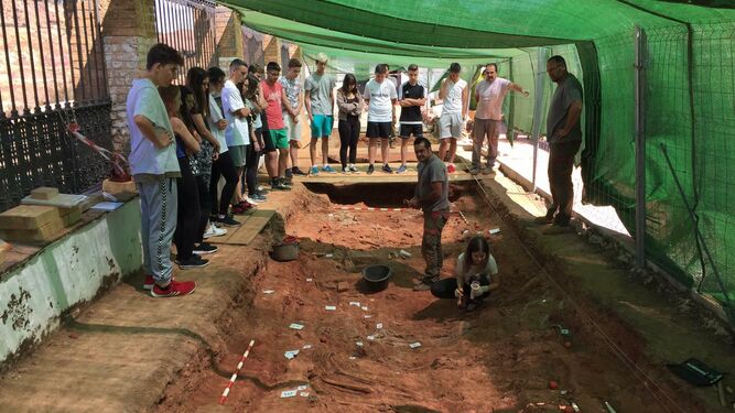 Visita de un grupo de escolares a los trabajos de exhumación.