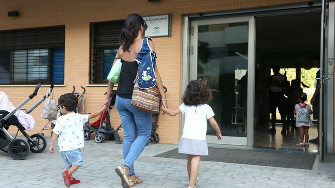 Dos pequeños entran en una Escuela de Educación Infantil.