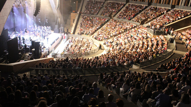 Multitud de espectadores escuchan el concierto de Raphael.