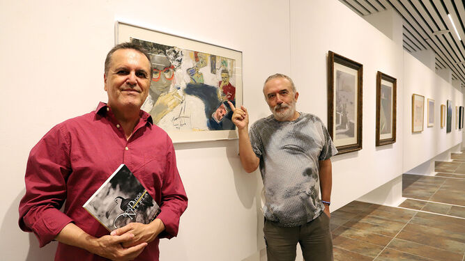 Juan Cobos Wilkins y Pablo Sycet posan ante un cuadro de Julio Juste en la exposición sobre la revista 'ConDados de Niebla' en la Diputación.