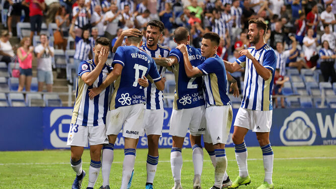 Varios futbolistas del Recre celebran uno de los goles anotados frente al Talavera el pasado domingo.