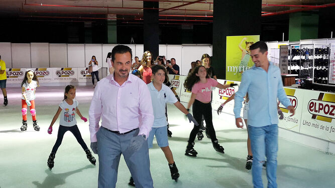 Javier Fernández patina junto a unos niños.