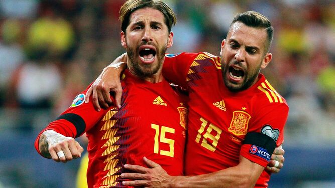 Sergio Ramos y Jordi Alba celebran uno de los goles.