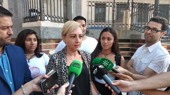 Tania González habla ante los medios sobre la recogida del material escolar.