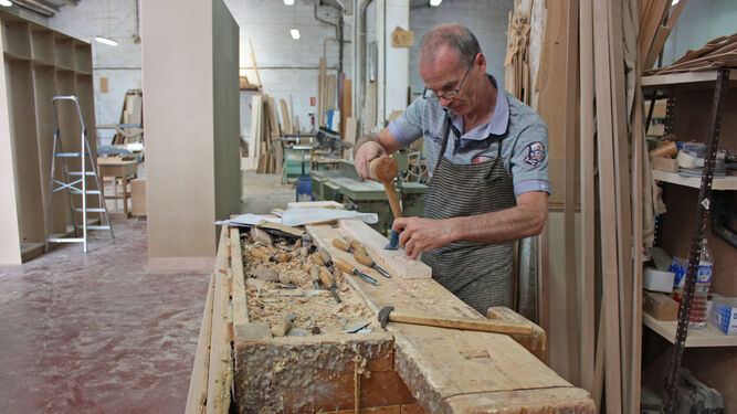 Uno de los artesanos de la provincia, tallando la madera.