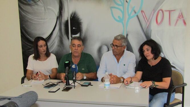 Los concejales del partido Ilusiona, con el coordinador general, Francisco Bella, ayer en rueda de prensa.