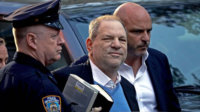 Harvey Weinstein, custodiado por la policía, en una imagen reciente.