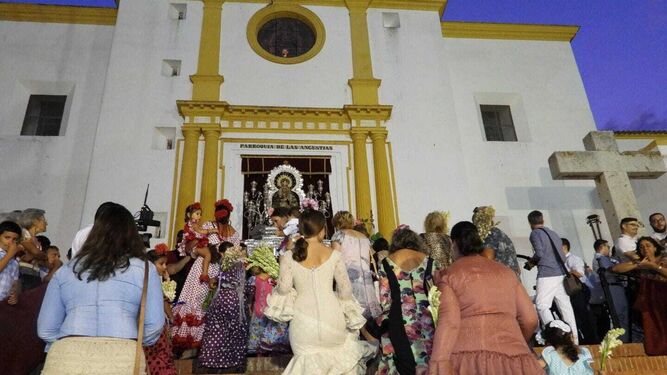 Ofrenda floral a la Patrona de Ayamonte a las puertas del templo.