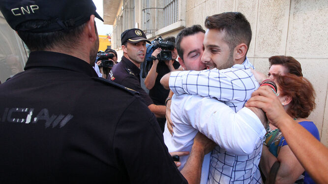 Francisco Javier Medina se abraza a su hermano Juan tras la absolución del jurado, en octubre de 2017.