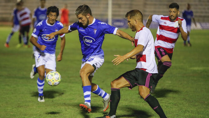Jorge Morcillo presiona a un rival en el partido del Recre disputado en San Fernando.