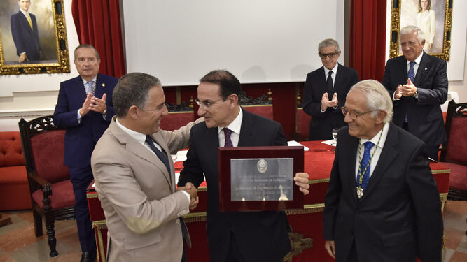 El presidente de la CEA, Javier González de Lara, recibe el premio de manos del consejero de Presidencia de la Junta, Elías Bendodo, y del presidente de la Academia de Ciencias Sociales y del Medio Ambiente de Andalucía, Antonio Pascual.