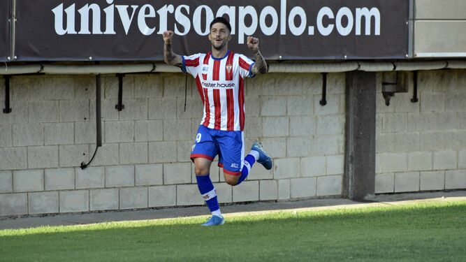 Antonio Domínguez celebra uno de los goles que anotó la pasada jornada.