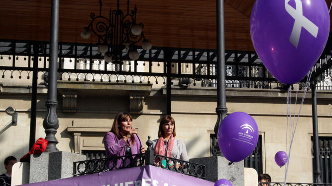 Acto contra la violencia de género en la Plaza de las Monjas de Huelva.