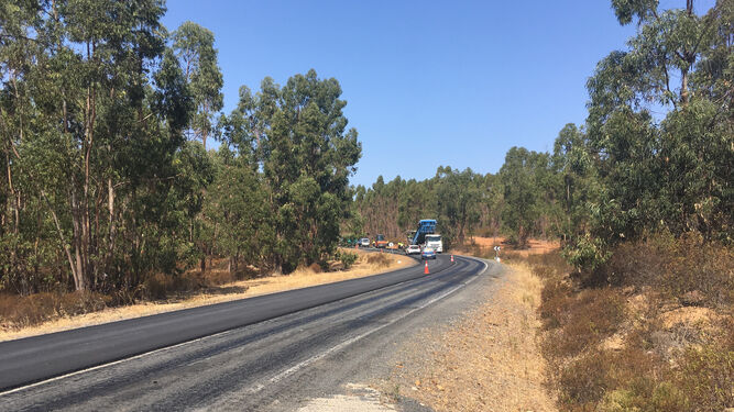 Obras en la carretera de Alosno a Puebla de Guzmán.