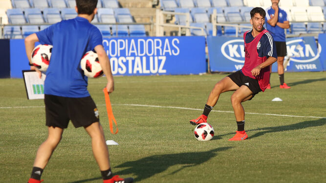 Víctor Barroso controla el balón durante un entrenamiento en el Nuevo Colombino.