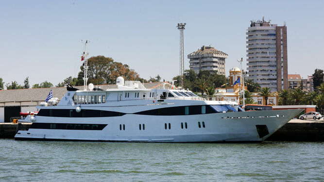 El crucero Harmony V en el Muelle del Levante de Huelva.