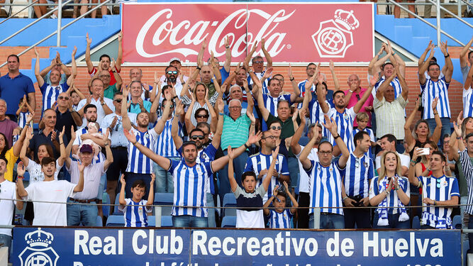 Aficionados del Recreativo de Huelva animan al equipo albiazul en un encuentro.