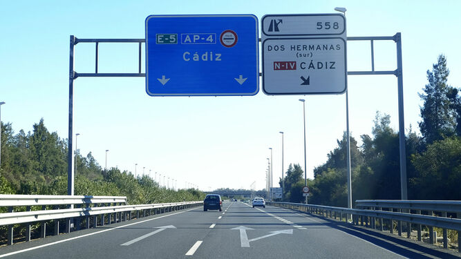 Imagen de la carretera que une Sevilla y Cádiz, paso obligado para los onubenses.