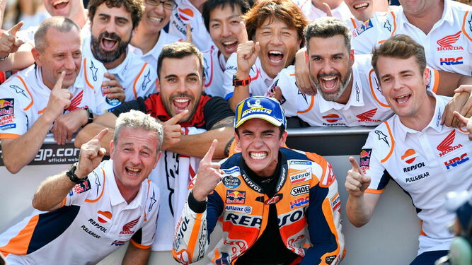 Marc Márquez celebra con sus mecánicos e ingenieros el triunfo en el Gran Premio de San Marino.