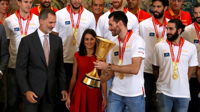 Los reyes Felipe y Letizia, junto al capitán de la selección española, Rudy Fernández, y el resto de la selección.