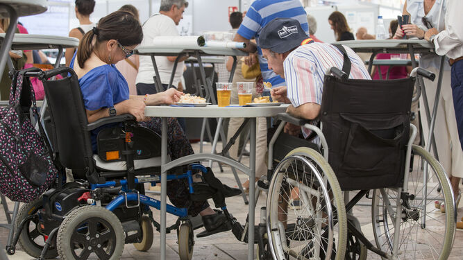 Dos personas en sillas de ruedas durante la pasada edición de la Feria de la Tapa.