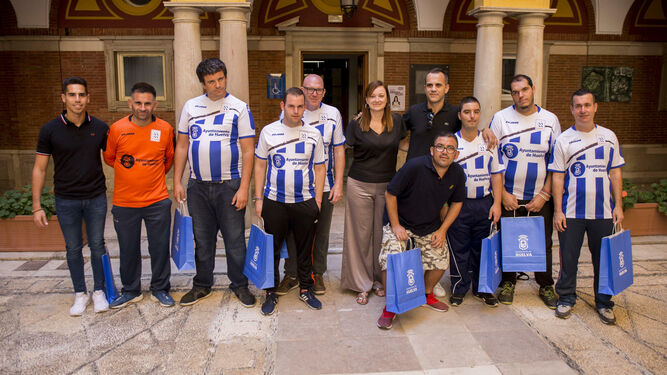 Miembros del equipo de Aones, junto a María Teresa Flores durante la recepción en el Ayuntamiento.