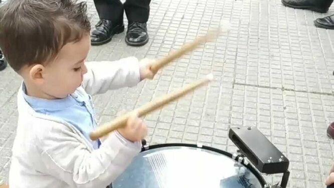 El pequeño Hugo una marcha cofrade con el tambor.