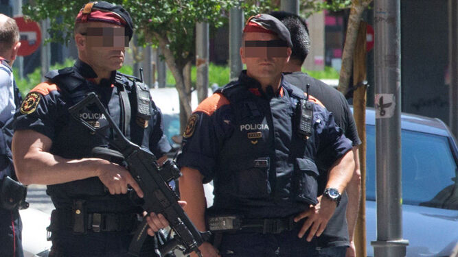 Agentes de los Mossos d'Esquadra, en una intervención policial.