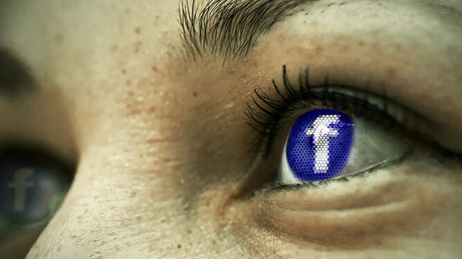 Ojos con el reflejo del logotipo de  Facebook