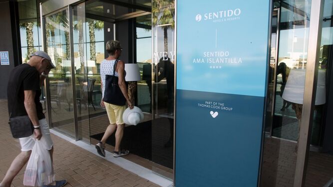 Dos turistas entran en el hotel Sentido AMA Islantilla.